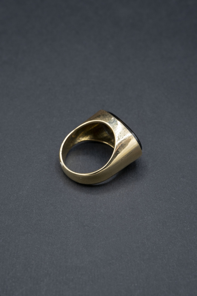 Anello in oro con antico sigillo in onice