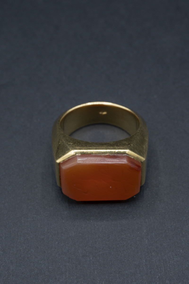 Anello in oro con sigillo in corniola