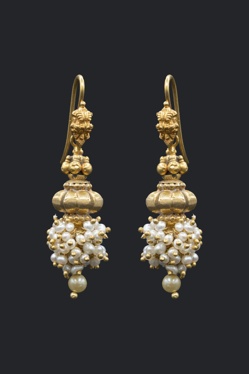 Orecchini in oro con micro perle. India
