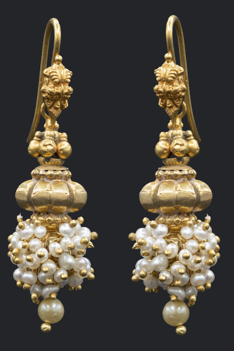 Orecchini in oro con micro perle. India
