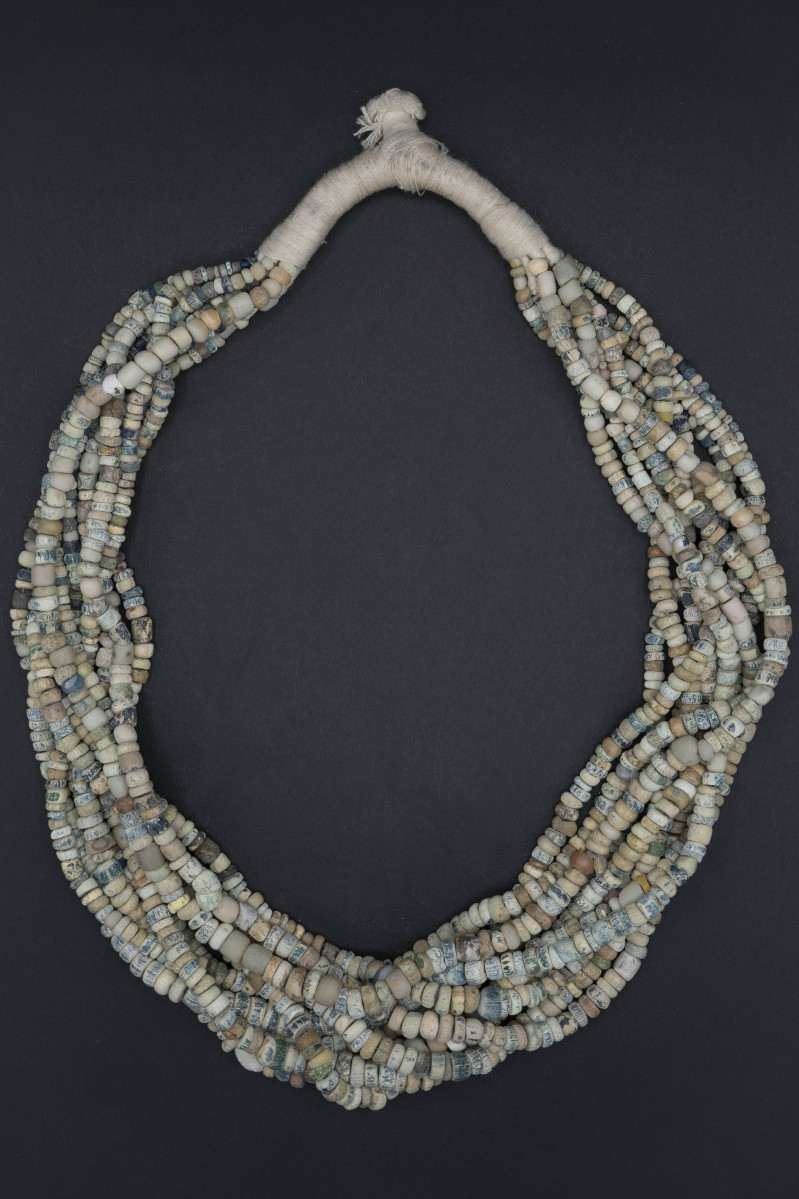 Collana con perle di vetro da scavo romano