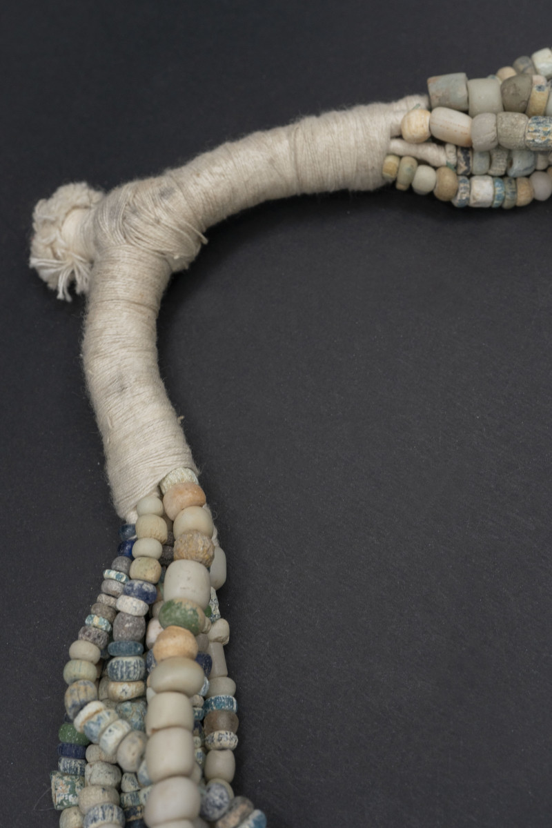 Collana con perle di vetro da scavo romano